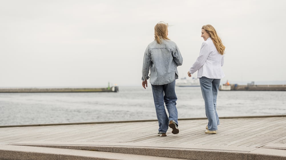 Två kvinnor som går och pratar