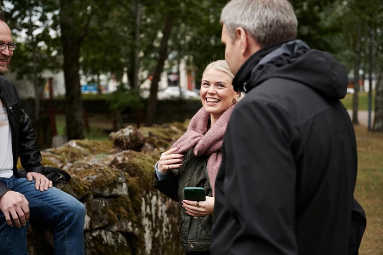 En grupp med människor som pratar