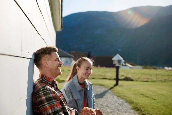 Tjej och kille om sitter och pratar