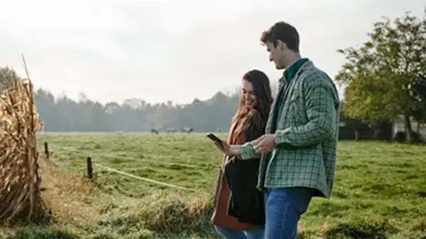Man och kvinna som tittar på en mobiltelefon
