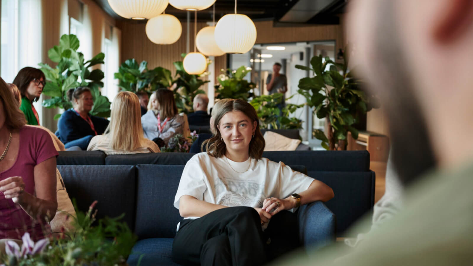 ung kvinna som sitter i en soffa