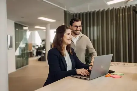 Man och kvinna som tittar på en dator