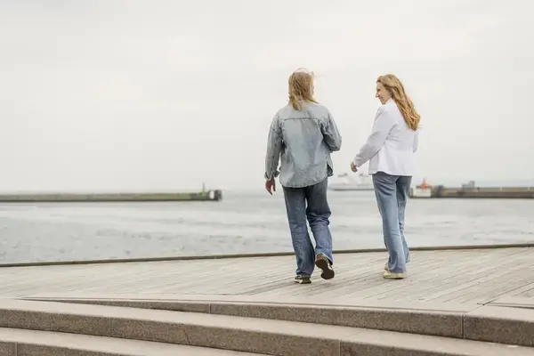 Två tjejer som går och pratar