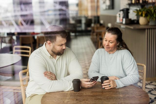 En man och kvinna som pratar