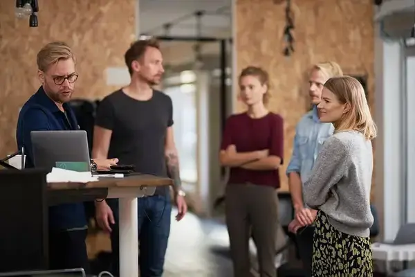 Människor som umgås på jobbet