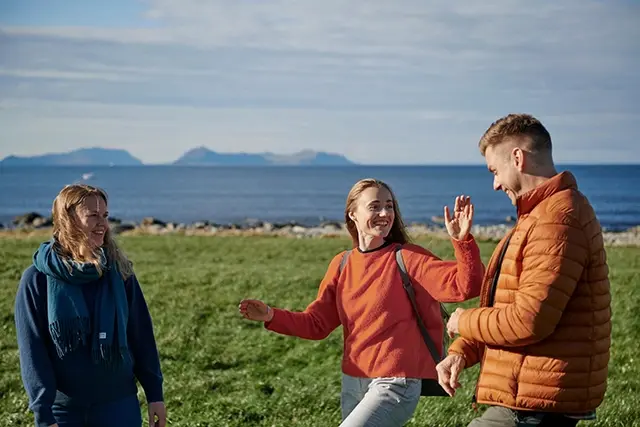 Tre personer vid havet