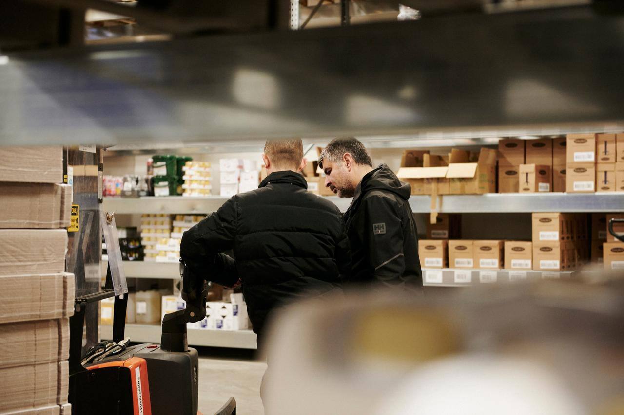 2 killar som jobbar på ett lager