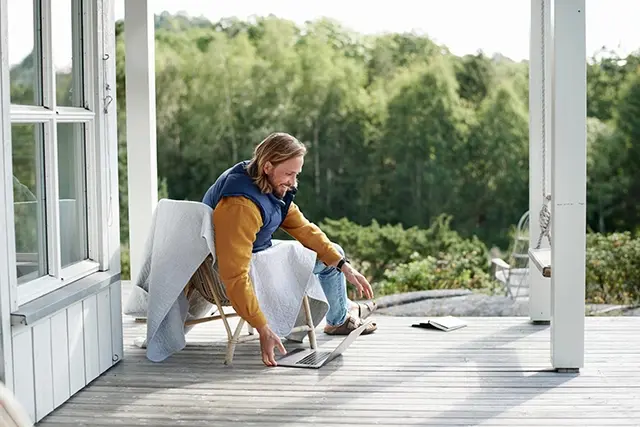 Kille som sitter på en altan