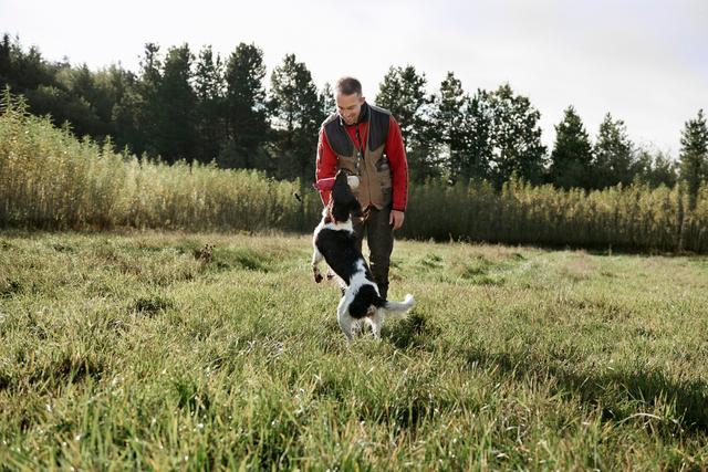 Bild på man med hund