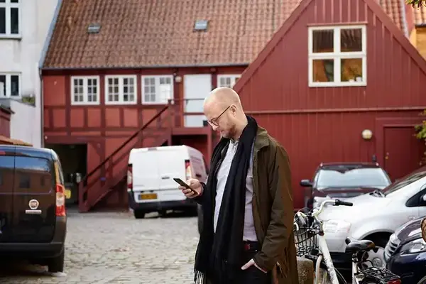 En man som tittar på mobilen
