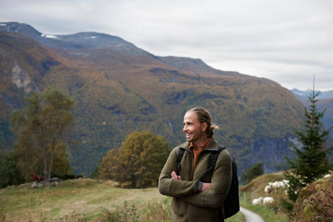 En glad kille njuter av vacker natur för att representera hållbarhet
